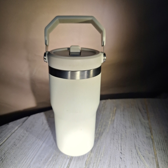 Stanley Cream IceFlow Flip Straw Tumbler Mug 20oz.  - Picture 9 of 11